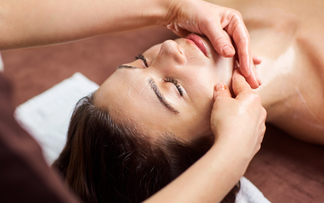 Terapia manualna twarzy – trend, który zwiększa rentowność gabinetu i SPA